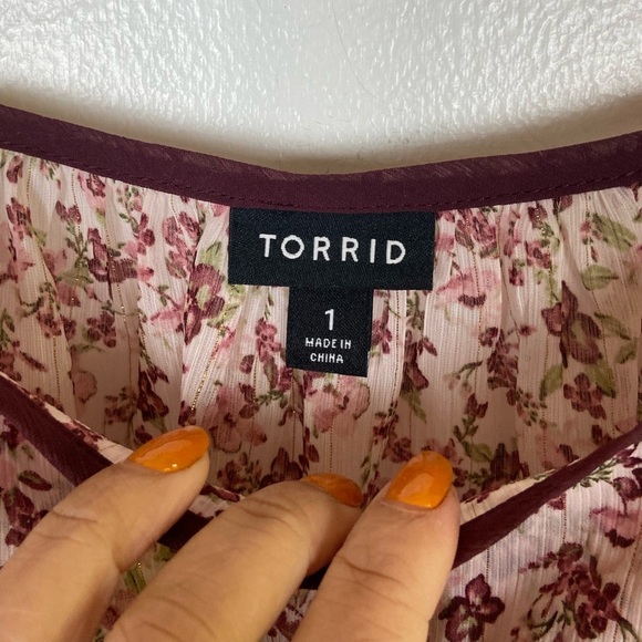 Torrid Floral Chiffon Short Sleeves Top Size 1X Pink Semi Sheer Flutter Sleeves - Picture 10 of 11